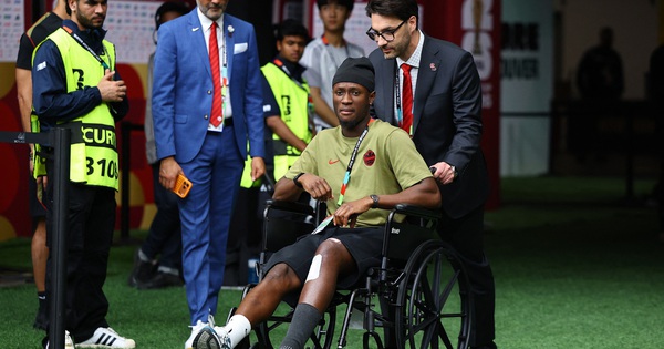 Tiền đạo Canada xuất hiện trên xe lăn sau chấn thương kinh hoàng, FIFA phạt nguội cực nặng sao Qatar - hình ảnh - winxx88.vip