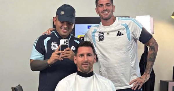 ‘Đối thủ’ của vợ Messi lại gây sốt: Đi cắt tóc cũng không rời thủ quân Argentina nửa bước - hình ảnh - winxx88.vip ‘Đối thủ’ của vợ Messi lại gây sốt: Đi cắt tóc cũng không rời thủ quân Argentina nửa bước - hình ảnh - winxx88.vip