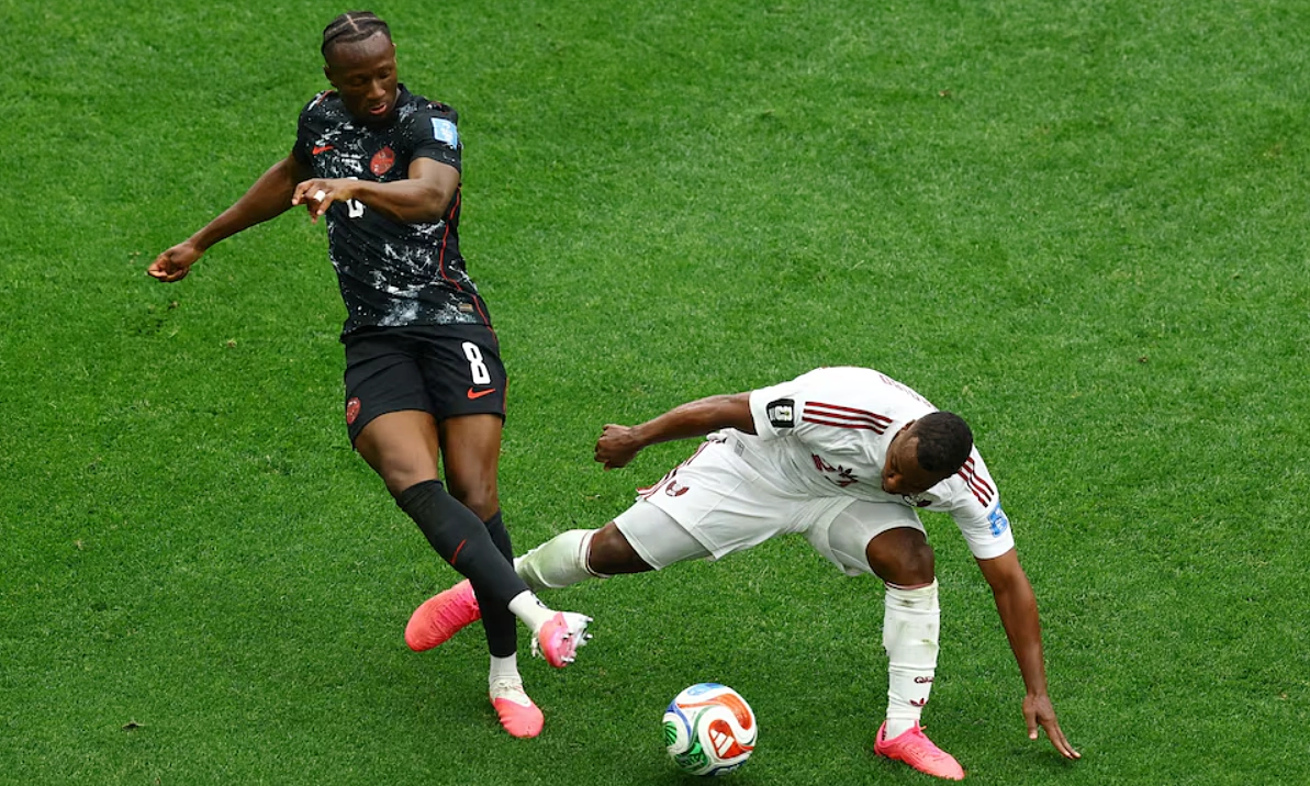 FIFA phạt nặng cầu thủ Qatar làm gãy chân tiền vệ Canada tại World Cup 2026 - hình ảnh - winxx88.vip