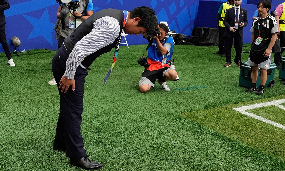 HLV Nhật Bản cúi đầu tri ân khán giả sau trận thua Brazil tại World Cup 2026 - hình ảnh - winxx88.vip