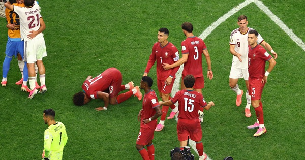 HLV Tây Ban Nha gây sốt với khoảnh khắc ôm Ronaldo: ‘Tôi ngưỡng mộ giá trị anh ấy…’ - hình ảnh - winxx88.vip HLV Tây Ban Nha gây sốt với khoảnh khắc ôm Ronaldo: ‘Tôi ngưỡng mộ giá trị anh ấy…’ - hình ảnh - winxx88.vip