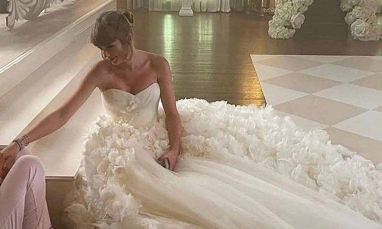Taylor Swift diện đầm cưới Dior trong hôn lễ với Travis Kelce - hình ảnh - winxx88.vip Taylor Swift diện đầm cưới Dior trong hôn lễ với Travis Kelce - hình ảnh - winxx88.vip